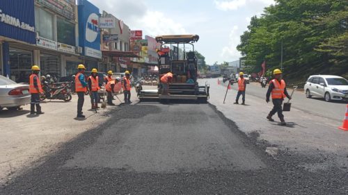 Pekerja sedang melakukan pekerjaan jalan