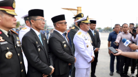 Walikota Batam amsakar ahmad saat mengikuti Upacara HUT TNI